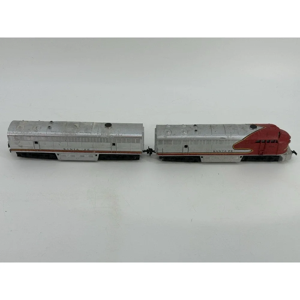 AHM Ho Scale Santa Fe Diesel Locomotive No. 5028 & B Unit Train Car Untested